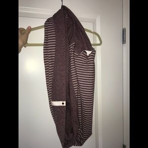 Lululemon convertible scarf in maroon